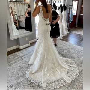 NEVER WORN Carrafina Wedding Dress